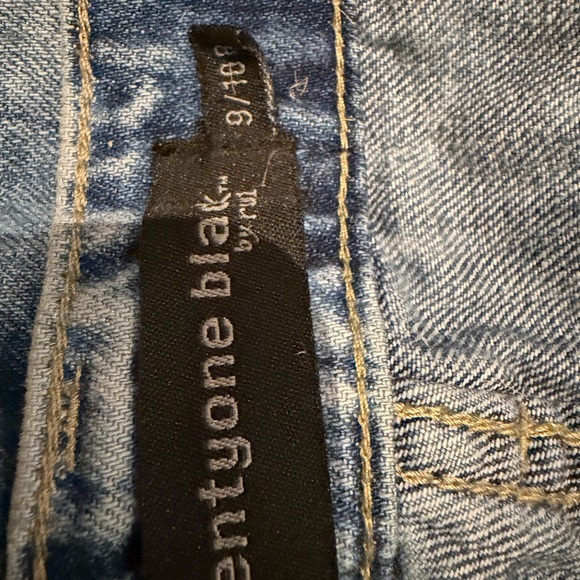 Twenty one black by rue 21 woman’s acid ashed/distressed jeans - Picture 8 of 8
